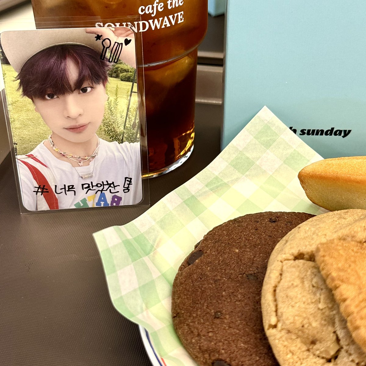 yechanaaaa's tweet photo. 사운드웨이브 홈보이 팝업 카페 다녀왔더용 🤟

싸이커스만에 MD들도 보고
🏠홈보이피크닉세트🍀 
를 통해서 각양각색 음료들과 디저트 까지 맛 볼 수 있어서 행복했뜹니댜 그리고 멤버들이 직접 꾸민 인테리어(?)들도 보는 재미가 쏠쏠했땁니다💜
#xikers_HOMEBOY_popup
#xikersxcafetheSOUNDWAVE https://t.co/k2ElE2Jjts