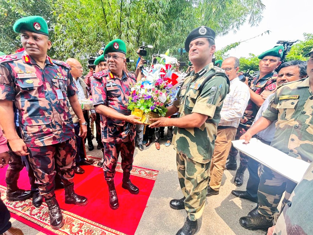 LPAI_Official's tweet photo. 🇧🇩 Maj. Gen. AKM Nazmul Hasan, DG Border Guard Bangladesh (BGB) visits India-Bangladesh border at Srimantapur Land Port. Welcomed at Zero line by Sector DIG & @BSF_India officials. Strengthening ties & border cooperation! 🤝 #BorderCooperation https://t.co/AxMNsGJ3Dt