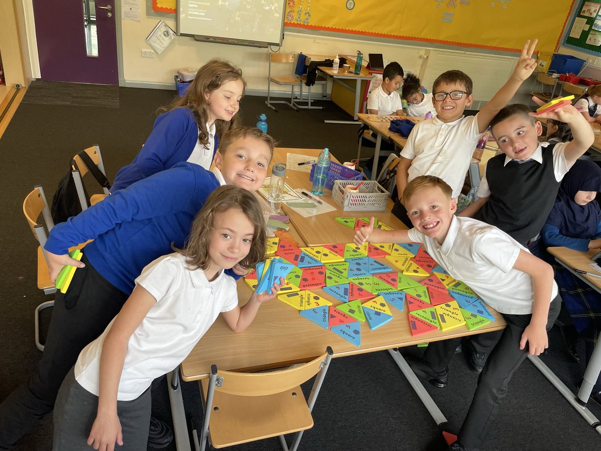 MsCQuinn2's tweet photo. P4 pupils enjoyed working together to discuss the properties of 2D shape during our maths lesson on Tuesday. @glasgowcounts They also enjoyed learning how to use the online resources on the Power Maths website. Look out for logins coming home in bags soon @HaghillTeam parents! https://t.co/9UodDCF7eN