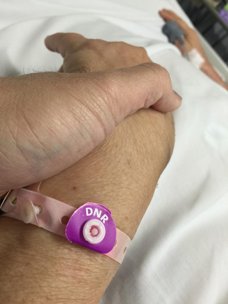 BAKTI ANAK KEPADA ORANG TUA

Sebuah kisah nyata di tahun 1999 ketika saya bekerja di
sebuah klinik umum dan mendapatkan "panggilan ke rumah".

Dihadapan saya seorang laki-laki usia sekitar 60 tahun dengan demam pasca perawatan "stroke" di rumah sakit selama lebih sebulan.