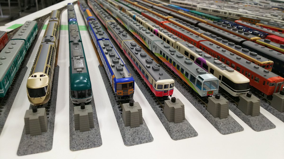 _micohoney's tweet photo. みみ「2日と3日は『丹の国てつどうもけい走行会🚅』が開催されるよ～✨」
ここ「いつも家族連れのお客様で盛り上がってますね♬森の京都ラッピング電車や山陰線嵯峨野線車両など馴染みのある車両もあるみたいです☺」
みみ「私のお気に入りは『瑞風』！いつか乗ってみたいなぁ💕」
#鉄道模型　#Nゲージ https://t.co/sFPpKksomc