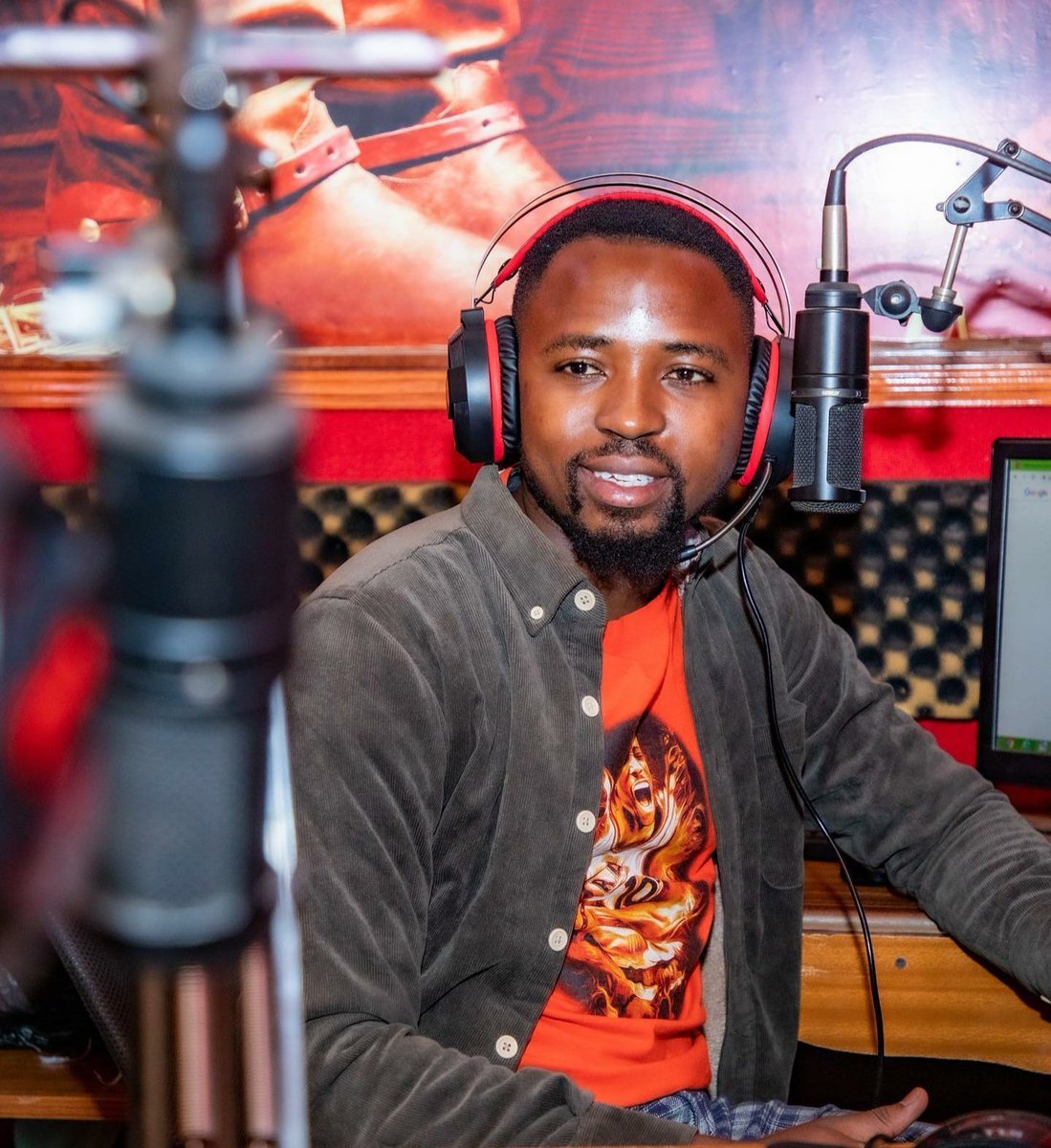 kabugo_douglas's tweet photo. #MorningCountryKiboozi: If you were to go back in time maybe about 10 years back,would you be more careful with your life or you would take more risks??
#KaraokeFridays
#TheCountryBreakfastShow w'Douglas Kabugo https://t.co/veaFvTSgPO