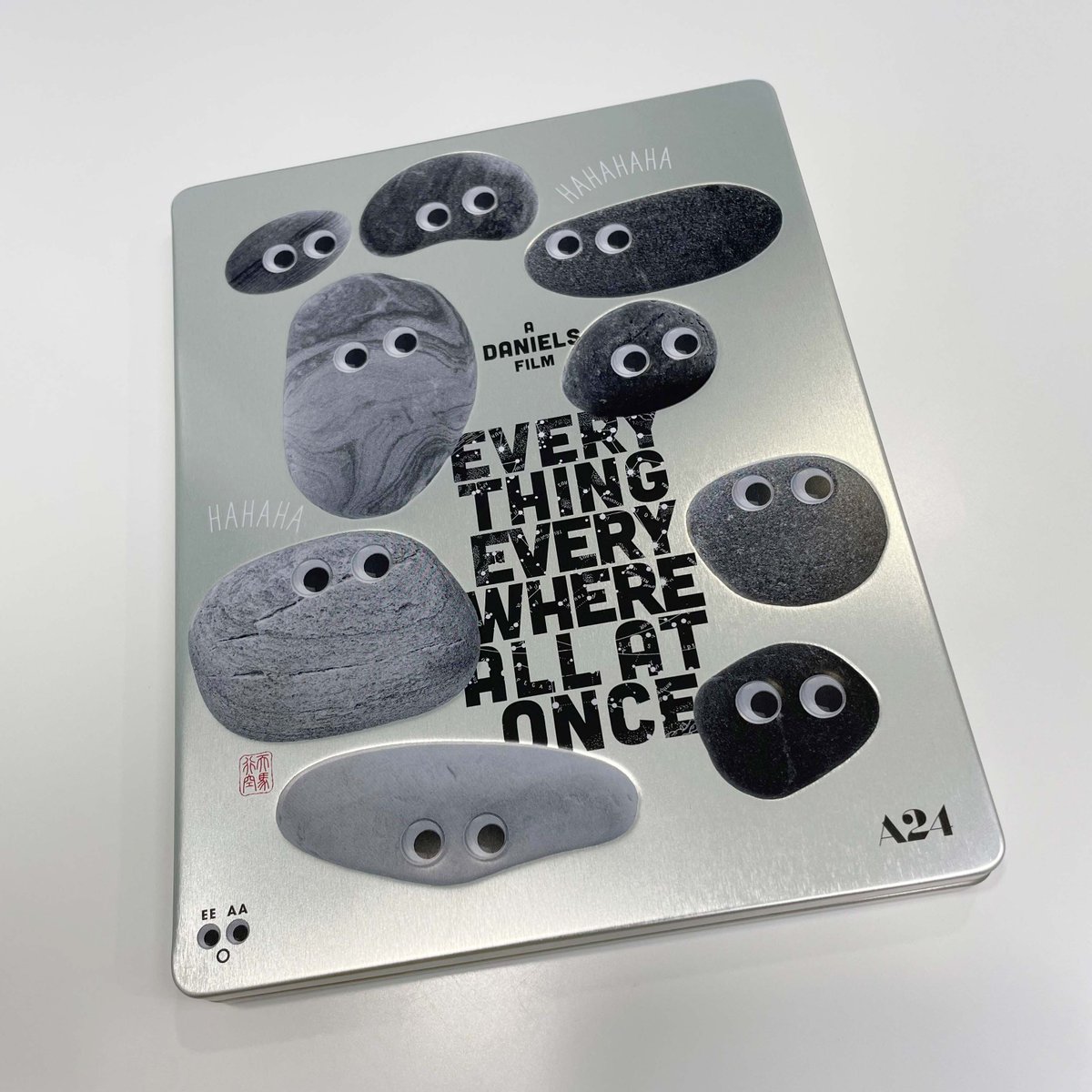 来週9/6発売💿
4KUHDとBDでご用意しているスチールブック！
裏面にも👀います！

目玉部分が飛び出て見えるように
こだわった凹凸加工
ぜひ指で触れてみてほしいです👆

#映画エブエブ