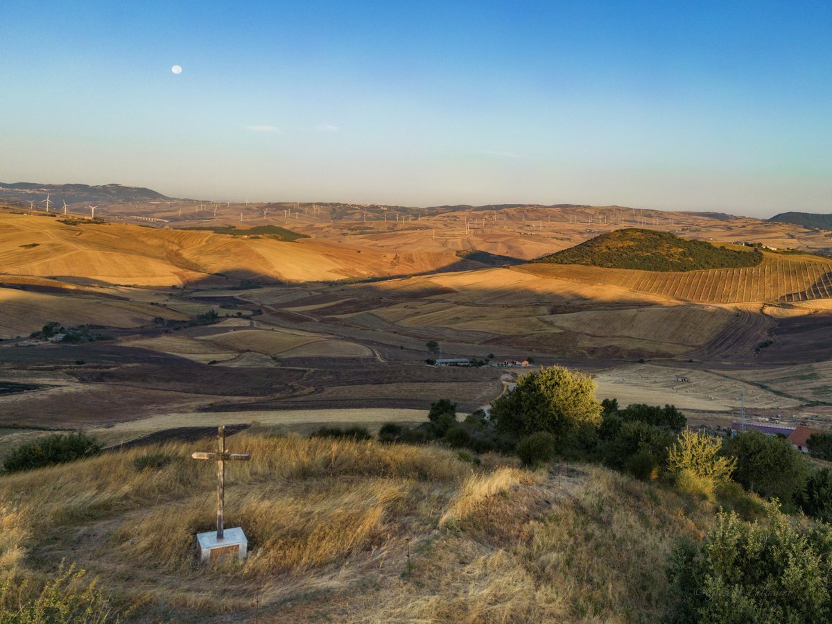 Arriva Settembre. Si allungano le penombre 

#gius01pal #giuseppepalladino #puglia #regionepuglia #rocchettasantantonio  #volgopuglia #volgofoggia #volgoitalia #weareinpuglia #trawellit  #garganoedaunia #igerspuglia #foggiaview #1settembre #september  #cottage  #moon #wild