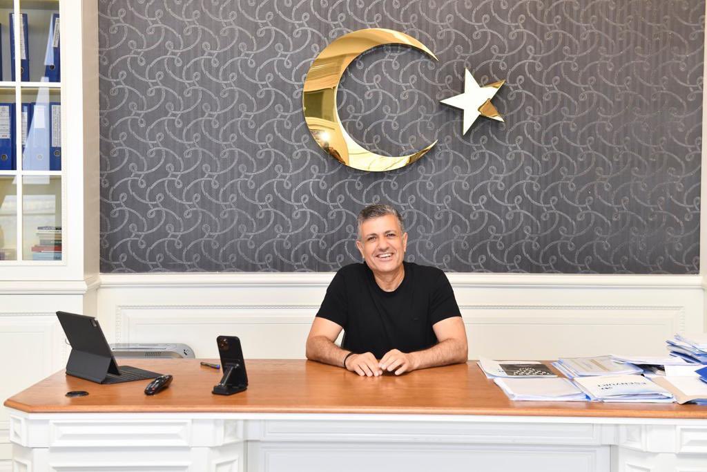 Kalbi temiz, gönlü güzel Esenyurtlu hemşehrilerim, hayırlı cumalar diliyorum. 1 Eylül'ün barış, kardeşlik, bereket ve huzur getirmesini temenni ediyorum. Bizler el ele verdiğimiz sürece kötüler ve ahlaksızlar hep kaybedecek. 

Ahmed Arif'in de dediği gibi “Bunlar engerekler ve