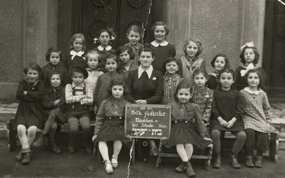 Re/découvrez l'#expo de #YadVashem sur la #Rentréedesclasses : 'Sur les bancs de l'#école'. Un regard de tendresse sur ces photos de classe, ces cahiers bien dessinés, ces visages d’#écoliers, qui permet de se rappeler combien il a été difficile d’être un #enfant dans la #Shoah.