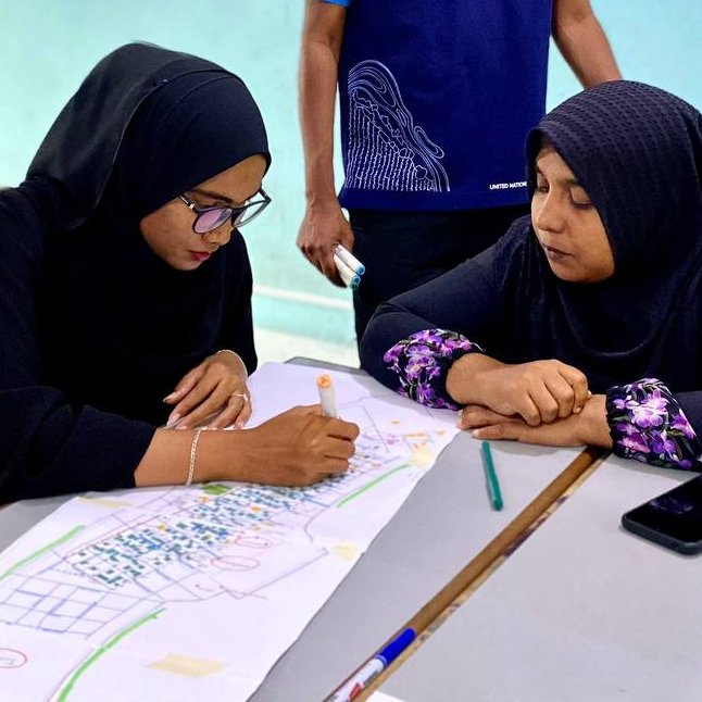 .<a href="/UNDPAccLabs/">UNDP Accelerator Labs</a>🇲🇻 concludes 2-day workshop in N. Maafaru.
Day 1: Hazards, Vulnerabilities, Capacities Assessment
Residents &amp; local institutions crafted a factsheet on island history, threats, community vulnerability &amp; resources that can be mobilised in times of disasters/crises.
