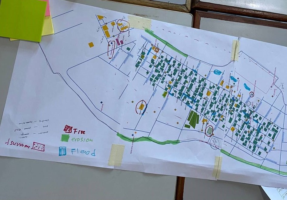 Day 2: Disaster Risk Reduction &amp; Climate Change Adaptation Plans in Maafaru.
Key roles for institutions, individuals &amp; community groups during response, recovery, risk reduction, preparedness &amp; accountability were defined across emergency levels, to⤴️disaster readiness!🙌🏾
#DRR