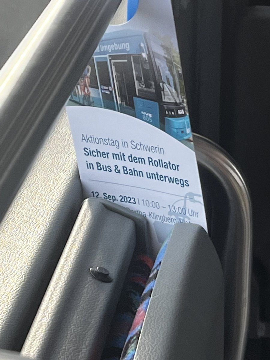 Perlengretchen's tweet photo. Rollator Aktionstag, sowas gibt es doch safe nur in Schwerin. https://t.co/KBd0pYPYcP