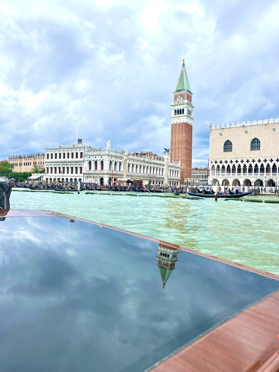 Scopri Venezia durante la Mostra del Cinema, un'esperienza indimenticabile! Raggiungi la città come una vera celebrità a bordo di un luxury water taxi. 
#Venezia #MostraDelCinema #luxurytravel #Venice80 #Venice