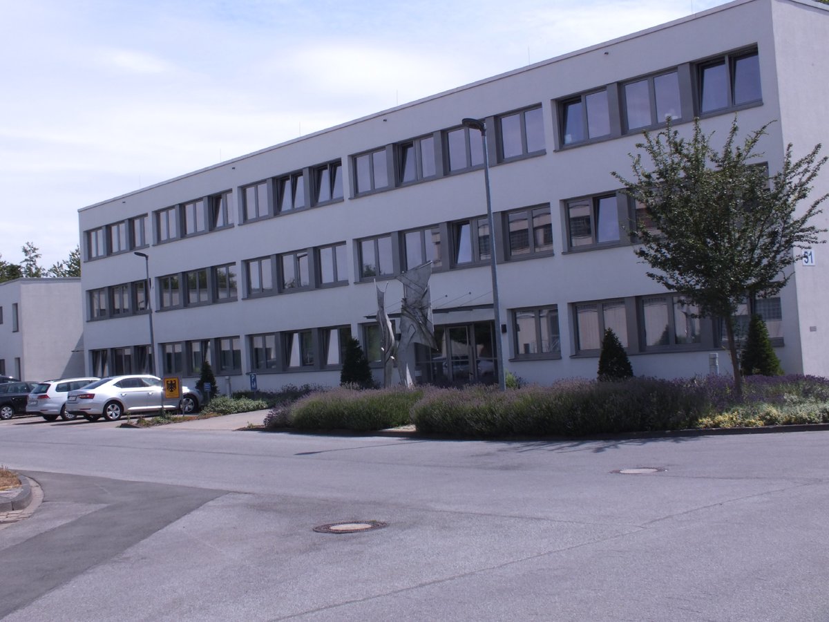 BAIUDBw's tweet photo. Beim #BwDLZ #Münster arbeiten ca. 680 Beschäftigte. Das #BwDLZderWoche betreut u.a. die #Sportschule der #Bundeswehr in Warendorf - die zentrale Ausbildungsstätte der Bundeswehr für Soldaten und Soldatinnen im Bereich der körperlichen Leistungsfähigkeit 👉🏻 https://t.co/Ee8RaHVVQ2 https://t.co/ulSM7NQn63