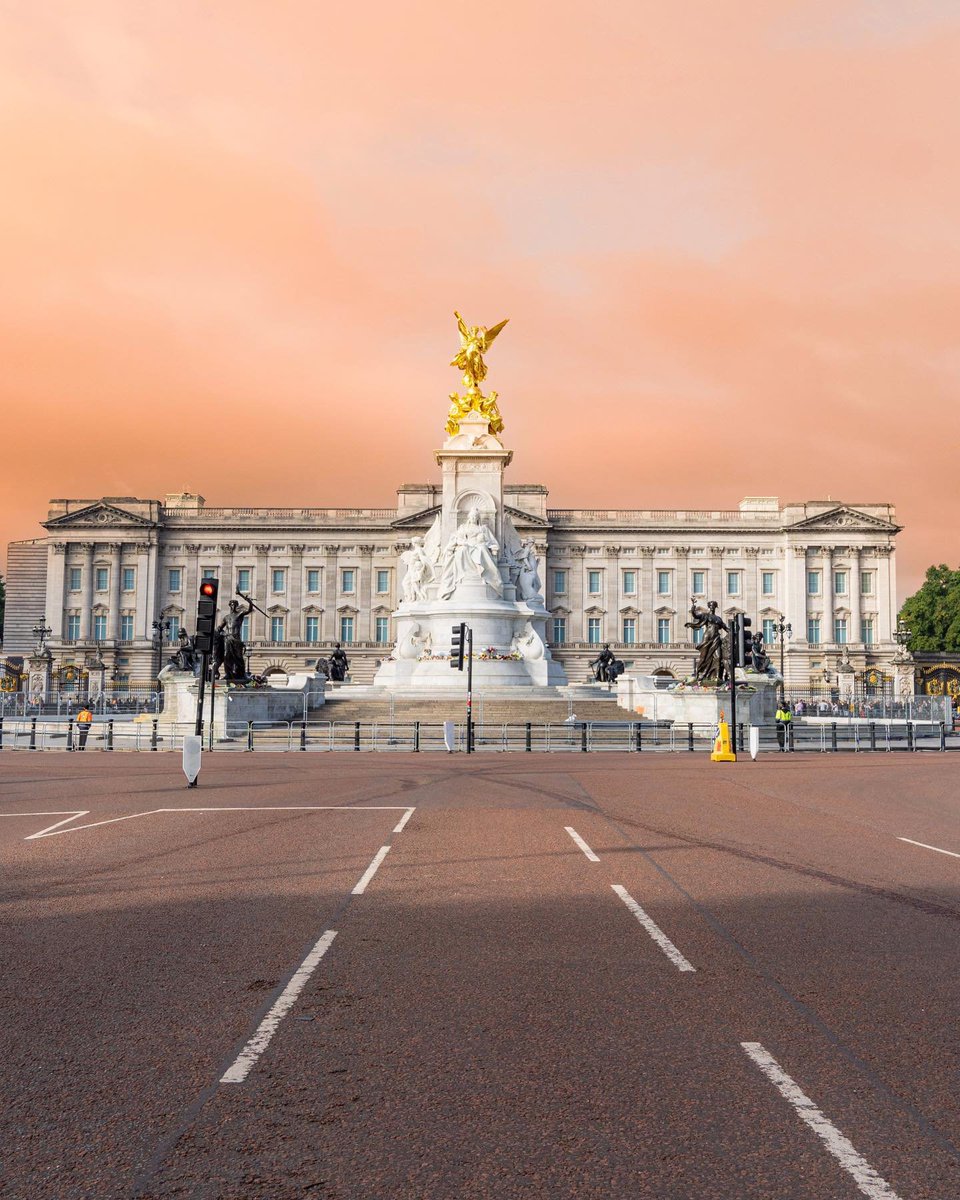 The view of Buckingham Palace from The Mall is just...chef's kiss🤌 [📸 @_aaperspective_] #LetsDoLondon #VisitLondon ow.ly/fqgL50PFw1L