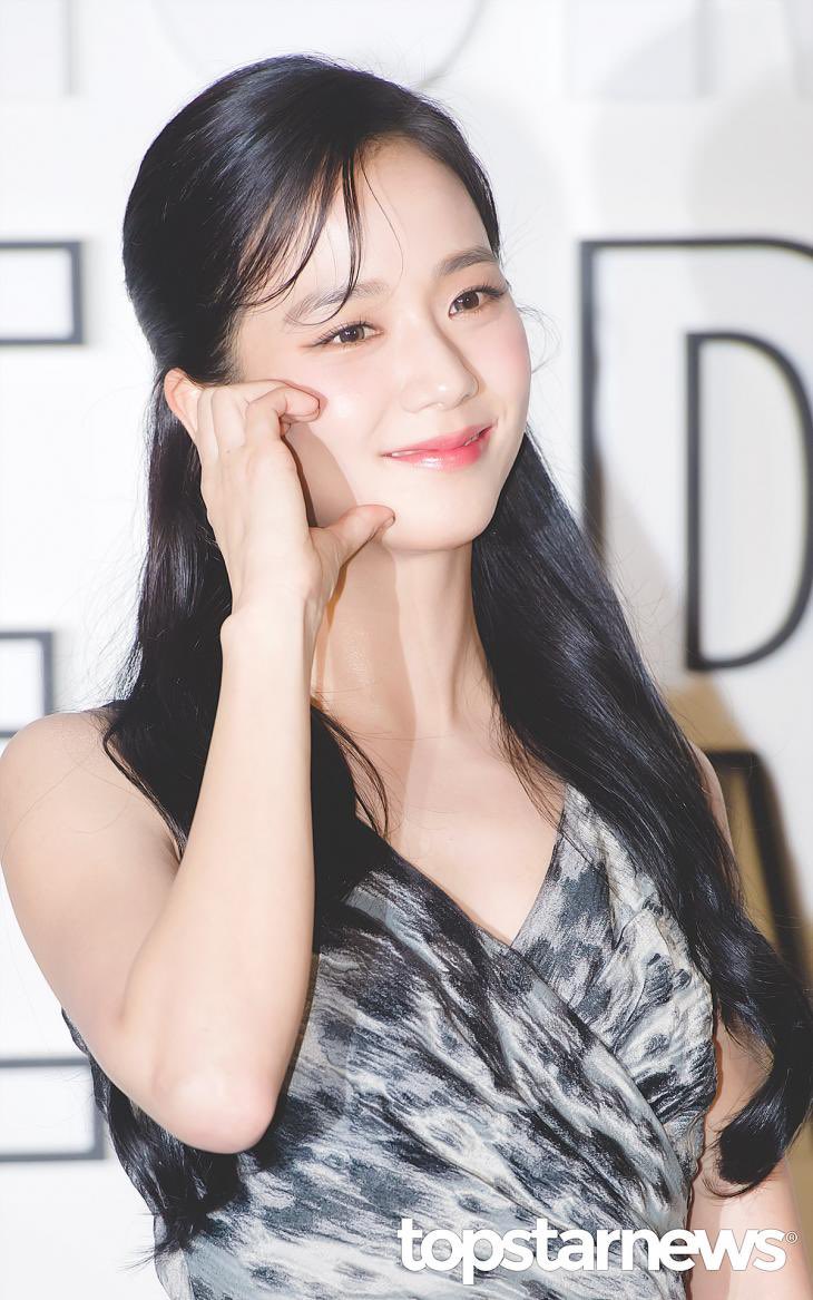 NEWSJISOO's tweet photo. JISOO at Lady Dior exhibition inauguration party. 

JISOO AT LADY DIOR CELEBRATION 
#JISOOxDiorExhibition https://t.co/H1smcfuRTF