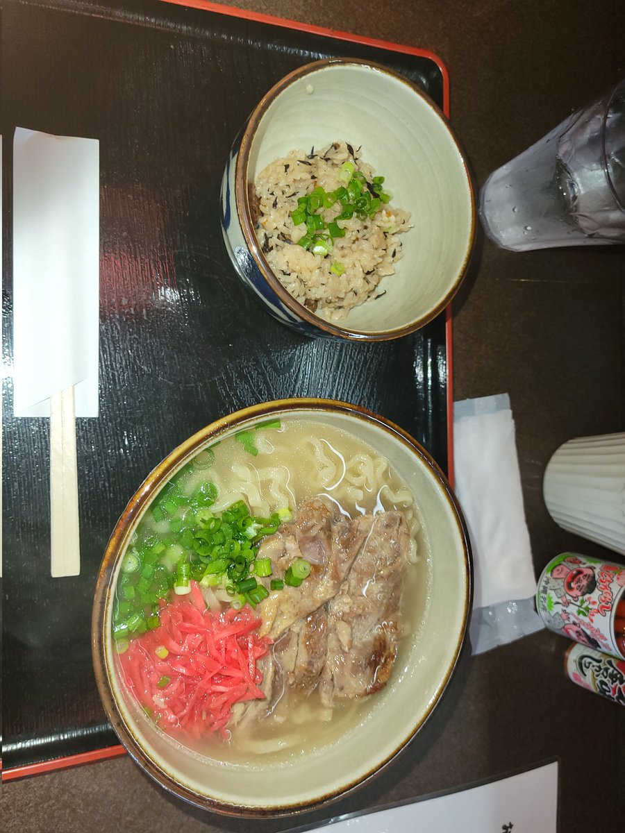 今日の昼食は銀杏町の居酒屋4747でのランチメニューの沖縄ソーキそばのセットでした((´∀｀*))ヶﾗヶﾗ
島唐辛子(泡盛付け)が味変にはいい感じでした。運転手さんにはNGですけど(´•ᴗ• ก )՞ ՞めちゃ美味くてマストになると思います(*^^*)
