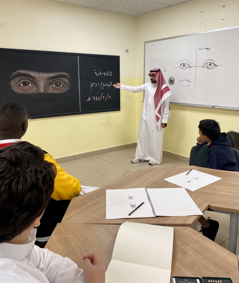 art_tariq's tweet photo. قبل أسبوع طلبت من إدارة المدرسة سبورة قديمة وطباشير لاني متأكد انها بتعطيني حرية أكبر في التعبير وبتبهر الطلاب والحمدلله وفروها لي ، وهذي أول نتيجة .. https://t.co/Z63viq0nGg