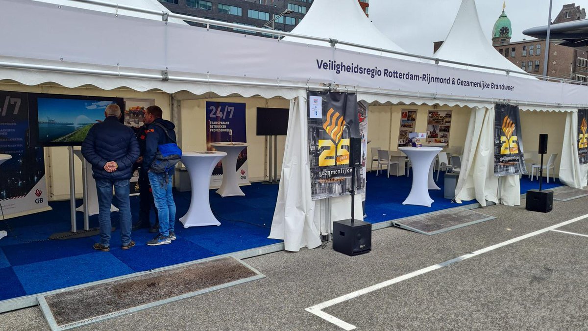 Jan_Waals's tweet photo. Vanmiddag demo's van de @gez-brandweer en @VRR op de Wilhelminakade naast het WPC. @Wereldhavendgn https://t.co/hc0lccppVM