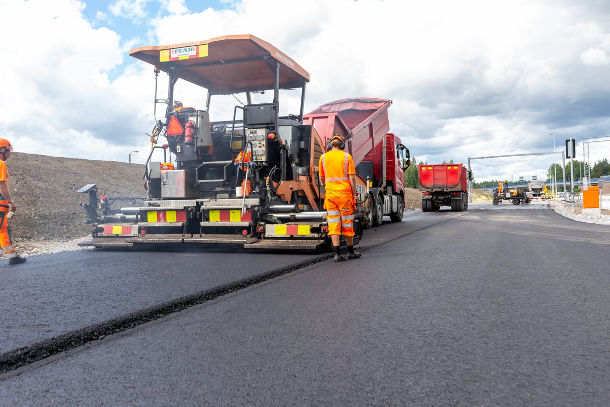 Lahdessa Patomäen ja Liipolan maantietunnelit ensiviikolla yöaikaan suljettu #Vt12Letke -hankkeen päällystystöiden vuoksi. Tunneleihin rakennetaan viimeinen päällystekerros. Liikenne varareitillä. Tunnelit suljetaan, jotta työt voidaan tehdä turvallisesti.
epressi.com/tiedotteet/log…