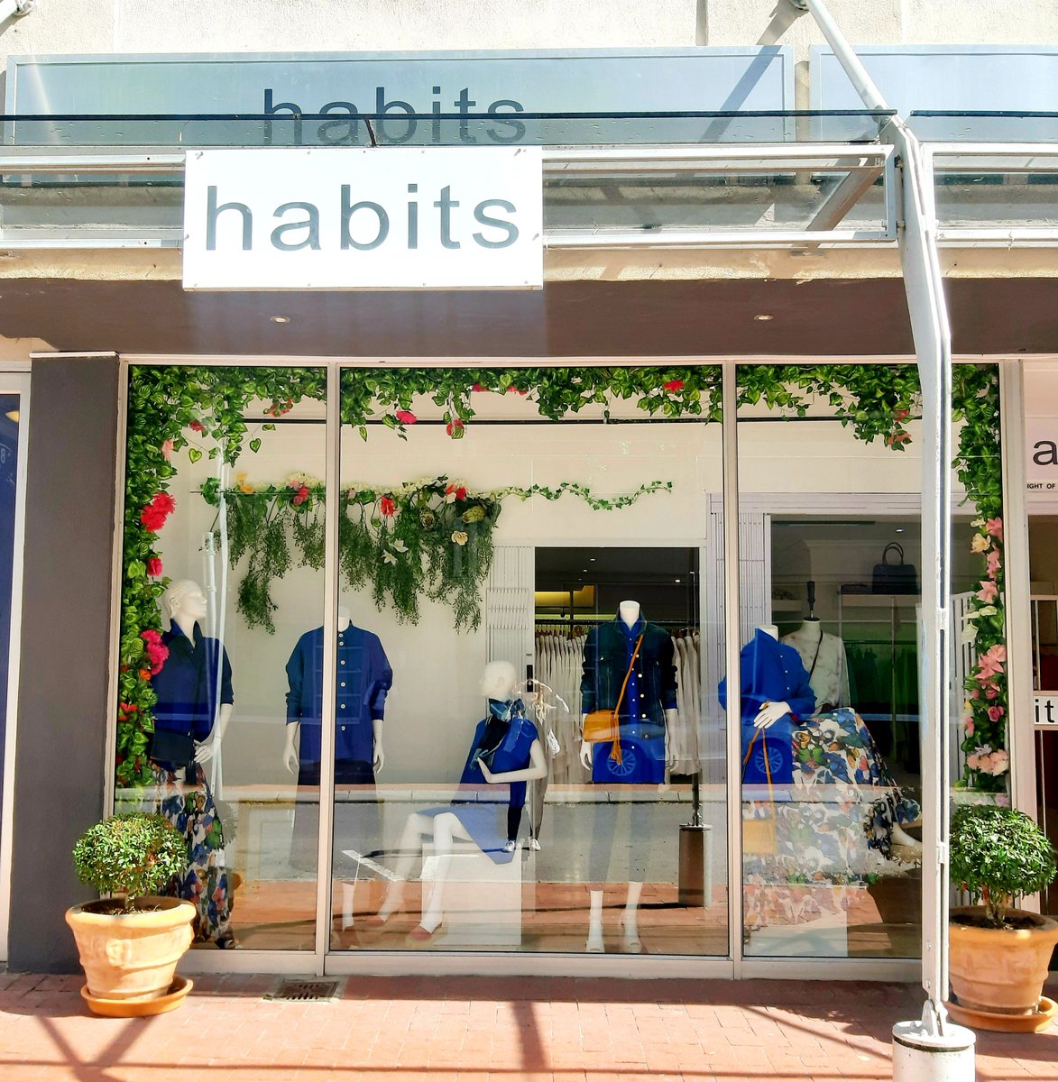 HabitsFashion's tweet image. 📷 📷 Hello Spring! 📷📷
We're so happy to see you! 📷 And what better way to celebrate the first day of September than a stunning Spring window done by the one &amp;amp; only Noel 📷📷 📷
#HabitsFashion #habitswindow #Spring #springstyle #SpringFashion