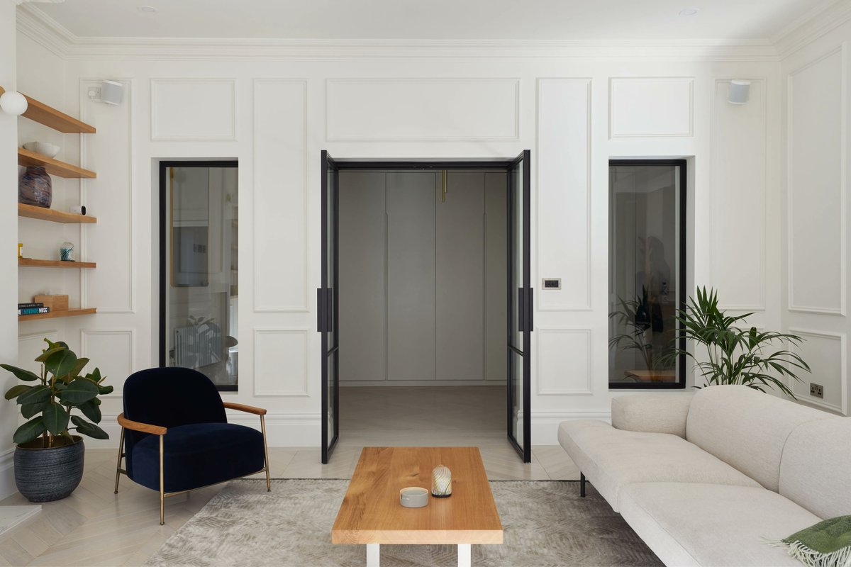 RIBAKateC's tweet image. A grand welcome awaits as black steel doors gracefully reveal the captivating living room within 

#loudarchitects