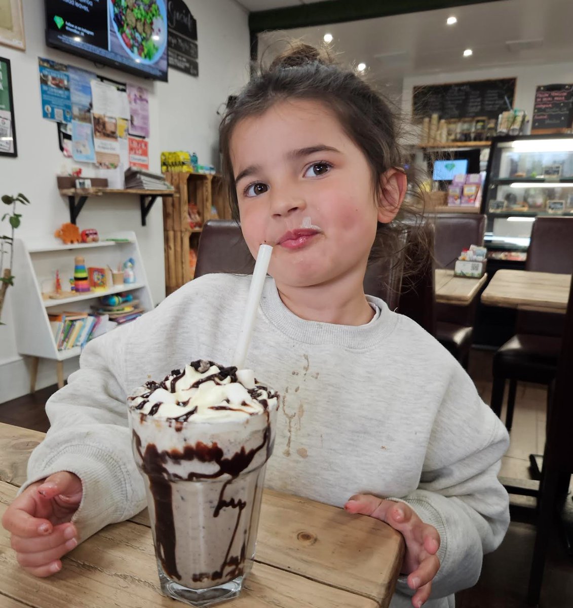 Localiseapp's tweet image. Vegans, assemble!  😀 We found the wonderful @vemillion_uk on our travels and stopped in for a bite, and boy were we pleased we did! Vegan shakes, cakes, pastries, tarts and everything in between were on offer! 

I can personally recommend the Cherry Bakewell shake! #vegan
