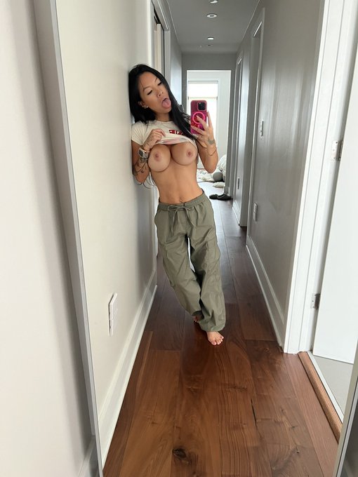 Good morning ? I’m going LIVE on https://t.co/tHeIt0OhjQ today!!! See u there ✨ https://t.co/w23LZ6S