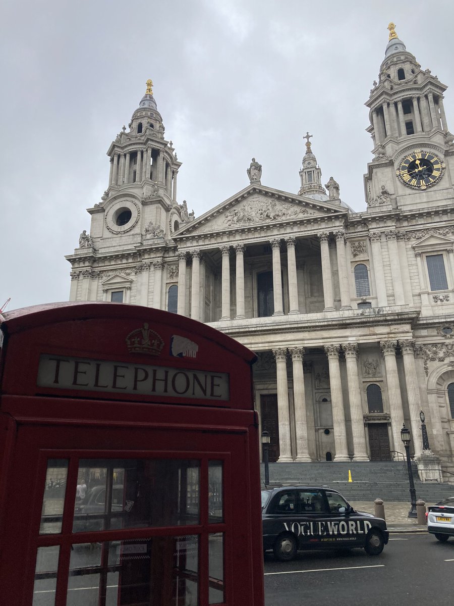 London bingo

Red phone box      ✅
Black cab                 ✅
Fancy-ass church ✅

#capitalcrime