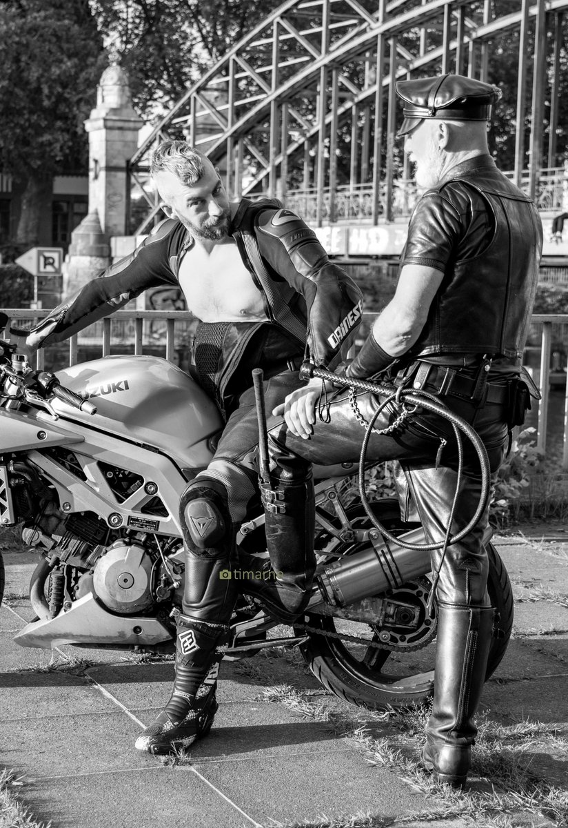 MasterTopXXL1's tweet image. "Gehst du zum Manne, dann vergiss die Peitsche nicht" Photo@timarne_photopraphy #leathermen #blf #easterberlin #csd #orgullogay #hombrecuero #masterslave #bluf #cigarmaster #masterslave #gaybiker #leathergloves #muircap #beard #daddy #langlitzleathers #wescoboots #leatheruniform