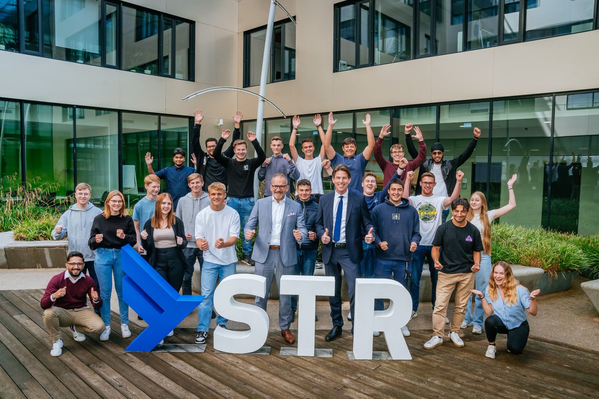 Willkommen an Bord 🛫 22 Ausbildende und duale Studierende hatten heute ihren ersten Tag am STR 🙌  Im nächsten Jahr kommt die Ausbildung „Luftverkehrsleute“ hinzu. Wer auch einen besonderen Arbeitsplatz will, kann sich jetzt für 2024 bewerben: stuttgart-airport.com/jobs