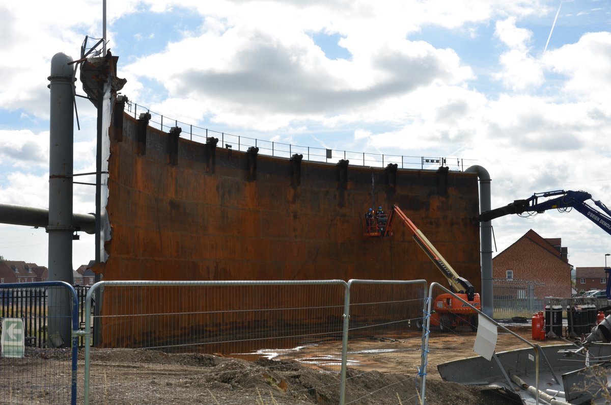 TyneSnapper's tweet photo. #Howdon Howdon gasometer's demolition on this day 1st September 2016. https://t.co/1Pa2DUAuvF