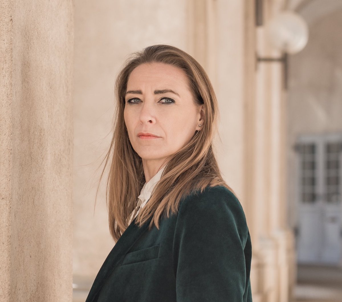 MarianneStein78's tweet photo. “SÅ KAN JEG DA BARE TAGE DIN KRYKKE OG BANKE DIG UD AF LOKALET”

Ja, man tror det er løgn. Men disse ord faldt fra en mødeleder i sidste uge henvendt til en sygemeldt kvinde ifm., at hun havde fået foretræde ved pensionsnævnet i Silkeborg Kommune. 

En kvinde, vi kan kalde “Tove”, som med ti diagnoser – herunder dårlig hofte og derfor går med en krykke – havde søgt om førtidspension på det foreliggende grundlag. 

Hun er alvorlig syg og har svært ved overhovedet at være i livet pga. store smerter. 

Da hun blev orienteret om, at hun havde 15 minutters taletid, replicerede Tove, at hun havde brug for lidt mere tid. Hun havde forberedt sig godt og kunne godt bruge 30 minutter – de måtte derfor give hende et tegn, når hendes tid var gået. 

Mødelederen svarede hertil; “Så kan jeg da bare tage din krykke og banke dig ud af lokalet” – hvorefter hun brød ud i latter. 

Ingen af de andre tilstedeværende fra pensionsnævnet fortrak en mine. 

Der var faktisk intet at grine ad. Overhovedet. 

Forråelsen lever i bedste velgående – også i Silkeborg Kommunes jobcenter. 

Tove og hendes bisidder var dybt chokeret over denne helt uacceptable, uanstændige og mildest talt uværdige behandling. Tove blev så påvirket, at hun mistede total fokus under resten af mødet. Hun var helt ødelagt, da hun gik derfra – i øvrigt uden en førtidspension. 

Jeg har nu haft et møde med Tove. Der er på min opfordring blevet afsendt en klage til borgmesteren i Silkeborg kommune. 

Jeg har naturligvis en forventning om, at borgmesteren vil tage afstand fra en så særdeles upassende og afstumpet måde at møde kommunens borgere på. 

Sådan skal INGEN mennesker mødes. Og slet ikke borgere der står i en yderst sårbar og vanskelig situation. 

Og man må spørge sig selv, om den pågældende  mødeleder overhovedet bør sidde i sådan en stilling med den magt – fuldstændig blottet for ydmyghed og empati. 

#dkpol #dkmedier