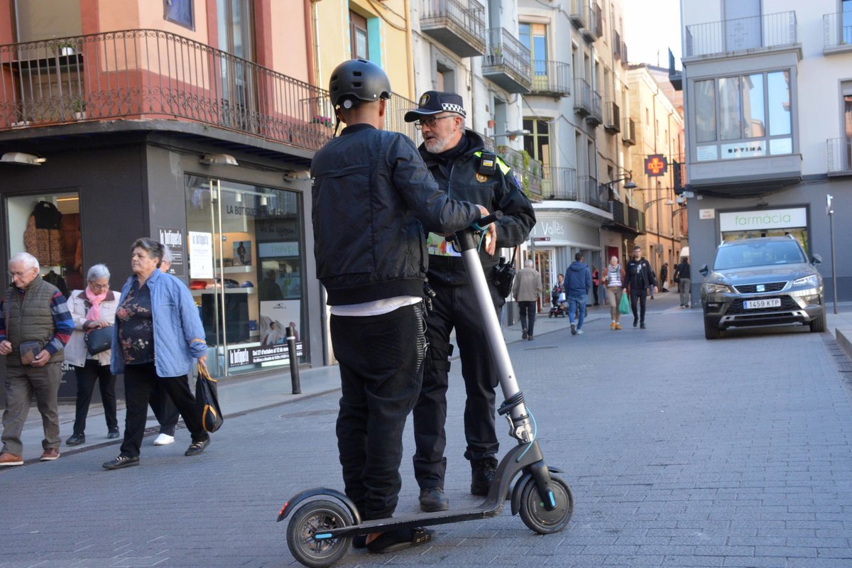 3CatInfo's tweet photo. Olot restringeix l'ús de patinets elèctrics al centre després de 23 accidents en un any i mig https://t.co/z303FxFIm8 https://t.co/jLrauhuFqh