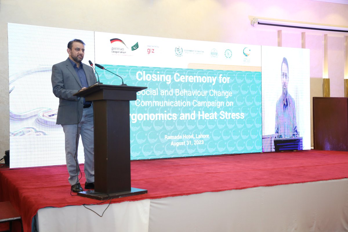CIWCE1's tweet photo. Chief Guest of the ceremony, Mr Fasial Farid, Secretary, Labour &amp; Human Resource Department, Govt of Punjab, expressed his appreciation for campaign's products developed to raise awareness on ergonomics and heat stress. 2/5 #WorkplaceSafety #hifazatkashaoor
@GIZPakistan https://t.co/sxke8VPGsP