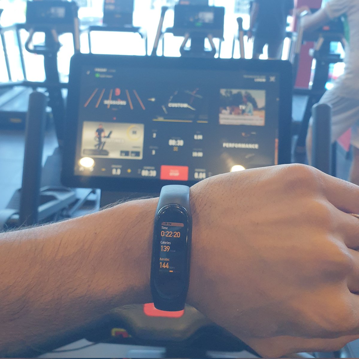 i3she's tweet image. &quot;طال السكوت بينا ..
وكان ودي لك اشكيّ&quot;
ء 🎶🥺😴 #Deload