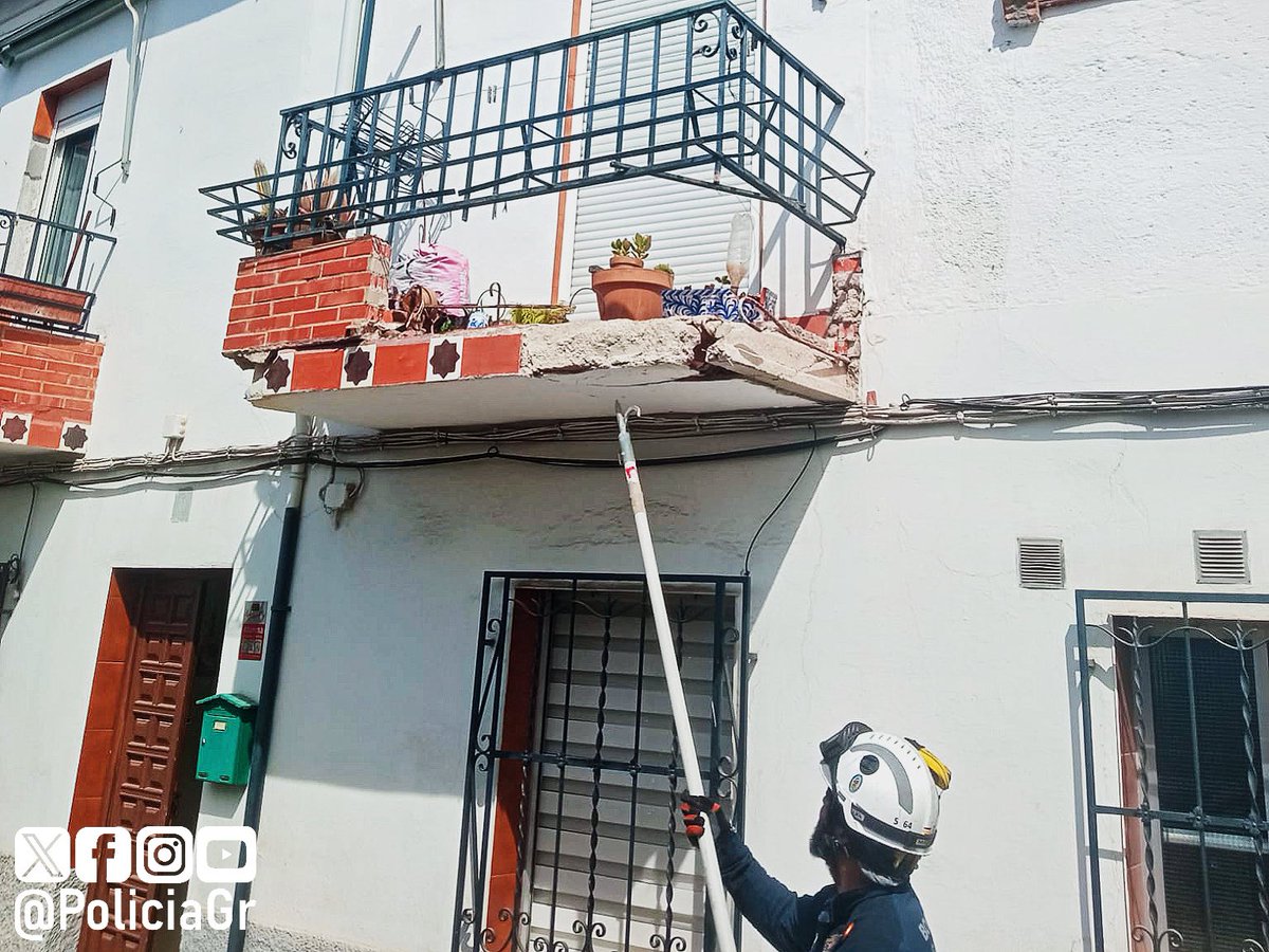 PoliciaGr's tweet photo. Si esta mañana te ha afectado un corte de tráfico en Camino Nuevo del Cementerio ha estado motivado por una furgoneta que ha chocado con el balcón de un inmueble.
Hemos realizado informe y bomberos ha intervenido para evitar cualquier peligro de desprendimiento.
#TrabajoEnEquipo https://t.co/LKTE4yFMdd
