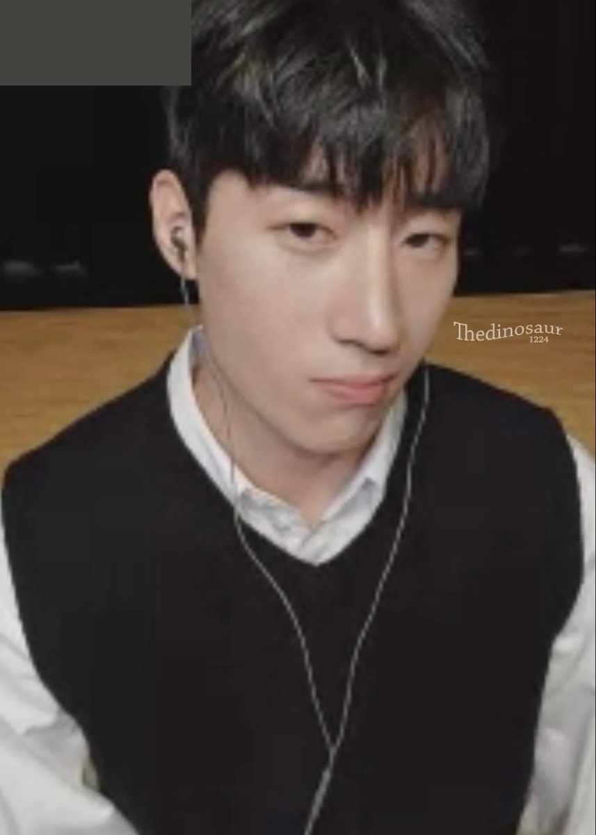 230901
𝑭𝒓𝒂𝒎𝒆- Apple Music #3 Online Fansign

From this to this… 
I guess someone is sulking 🥺

#한승우 #HANSEUNGWOO