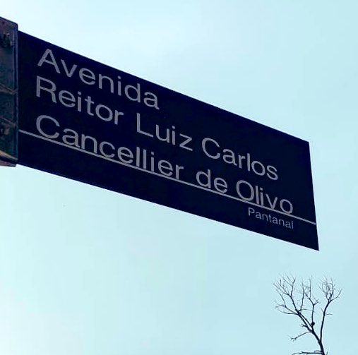 amanda_miranda's tweet photo. Para que nunca se esqueça e para que nunca mais aconteça. Homenagem ao reitor Cancellier, vítima do lavajatismo em um dos momentos mais graves da história recente do país. Agora, nome de avenida de acesso ao campus da UFSC. Onde não queriam que ele entrasse, agora é eterno! https://t.co/ONy5dx8IYT