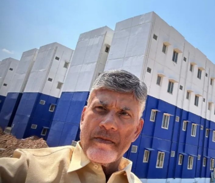 nagesh_2104's tweet photo. Former CM #CBN gets show-cause notice from IT Department😱
#NaraLokesh #YSRCP #YSJaganAgain #ITDepartmentNoticesToCBN #CBDfire #itdp https://t.co/CBqCMmvLNC