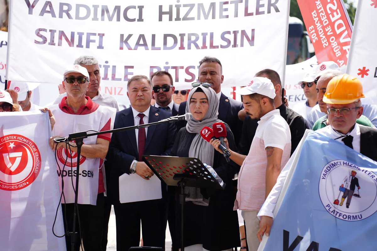 YardHizPlatform's tweet photo. “Biz, zaferden değil, seferden sorumluyuz!” 

Hemen her sendikadan ve her görüşten arkadaşımızın desteği ve güveni ile aldığımız sefer sorumluluğunu  hakkıyla, layıkıyla, bize yakışan çizgide yerine getirmeye çalıştık; “zafer”in sorumlularına ulaşmak, sesimizi duyurmak için çalışmaya devam edeceğiz!

@savdessendikasi ve Genel Başkan Sayın @Tuncay_Cengiz_ Beyefendinin katkılarıyla Çalışma ve Sosyal Güvenlik Bakanlığı önünde gerçekleştirdiğimiz basın açıklamasında yaşadığımız sıkıntıları bir kez daha dillendirdik.

Tüm imkanlarıyla her zaman yanımızda olan ve dünden bugüne Yardımcı Hizmetler Sınıfı sorununun en büyük sahiplenicilerinden olan @savdessendikasi’na, yıllardır mücadelenin baş aktörlerinden olan @KamuAscilari_ ve Kıymetli  Başkanı Sayın @nejbus Serkan ÇETİNÖZ Beyefendiye bir kez daha teşekkür ederiz.

Sabırla yoğurduğumuz samimi ve çıkarsız hak mücadelemiz her mecrada devam edecek; Vazgeçmek, pes etmek yok!

#YardımcıHizmetlerSınıfı

@RTErdogan
@dbdevletbahceli
@ErbakanFatih 
@_cevdetyilmaz
@Mahi_Nur
@isikhanvedat
@SelcukGeyveli 
@mehmetozhaseki
@yilmaztunc
@leylasahinusta
@AliYerlikaya
@Yusuf__Tekin
@yavuzatar
@aselimkoroglu
@mustafaakis
@oktay_saral
@cemilertem
@mehmetucum
@Y_Akdogan
@drsoysal
@farukozcelikgsb
@drhasansert
@Hayati_Yazici
@mkulunk
@belginuygur10
@hasandogan
@TugrulTurkes 
@MKalayci42
@yasaryldrmMHP
@erkanakcay45
@sadirdurmaz
@TamerOsmanaaol1
@buyukataman
@YildizFeti
@KarakayaMevlut
@M_BilalAydin
@MemurSenKonf
@_aliyalcin_
@BuroMemurSen_
@yusufyazgan37
@Kamu_Sen
@OnderKahveci
@TalipGeylan06
@TurkBuroSenGM
@TurkesGuney