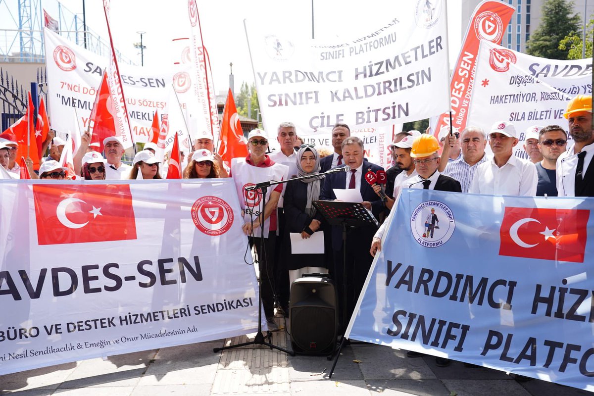 YardHizPlatform's tweet photo. “Biz, zaferden değil, seferden sorumluyuz!” 

Hemen her sendikadan ve her görüşten arkadaşımızın desteği ve güveni ile aldığımız sefer sorumluluğunu  hakkıyla, layıkıyla, bize yakışan çizgide yerine getirmeye çalıştık; “zafer”in sorumlularına ulaşmak, sesimizi duyurmak için çalışmaya devam edeceğiz!

@savdessendikasi ve Genel Başkan Sayın @Tuncay_Cengiz_ Beyefendinin katkılarıyla Çalışma ve Sosyal Güvenlik Bakanlığı önünde gerçekleştirdiğimiz basın açıklamasında yaşadığımız sıkıntıları bir kez daha dillendirdik.

Tüm imkanlarıyla her zaman yanımızda olan ve dünden bugüne Yardımcı Hizmetler Sınıfı sorununun en büyük sahiplenicilerinden olan @savdessendikasi’na, yıllardır mücadelenin baş aktörlerinden olan @KamuAscilari_ ve Kıymetli  Başkanı Sayın @nejbus Serkan ÇETİNÖZ Beyefendiye bir kez daha teşekkür ederiz.

Sabırla yoğurduğumuz samimi ve çıkarsız hak mücadelemiz her mecrada devam edecek; Vazgeçmek, pes etmek yok!

#YardımcıHizmetlerSınıfı

@RTErdogan
@dbdevletbahceli
@ErbakanFatih 
@_cevdetyilmaz
@Mahi_Nur
@isikhanvedat
@SelcukGeyveli 
@mehmetozhaseki
@yilmaztunc
@leylasahinusta
@AliYerlikaya
@Yusuf__Tekin
@yavuzatar
@aselimkoroglu
@mustafaakis
@oktay_saral
@cemilertem
@mehmetucum
@Y_Akdogan
@drsoysal
@farukozcelikgsb
@drhasansert
@Hayati_Yazici
@mkulunk
@belginuygur10
@hasandogan
@TugrulTurkes 
@MKalayci42
@yasaryldrmMHP
@erkanakcay45
@sadirdurmaz
@TamerOsmanaaol1
@buyukataman
@YildizFeti
@KarakayaMevlut
@M_BilalAydin
@MemurSenKonf
@_aliyalcin_
@BuroMemurSen_
@yusufyazgan37
@Kamu_Sen
@OnderKahveci
@TalipGeylan06
@TurkBuroSenGM
@TurkesGuney