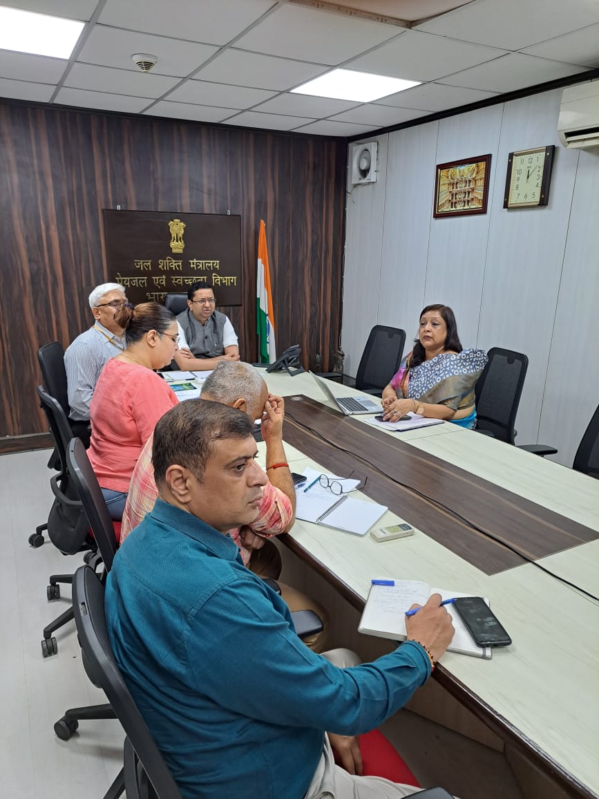 swachhbharat's tweet photo. From States, Mission Directors along with respective RWPF partners and UNICEF participated in the meeting through VC. States discussed their IEC plans/campaigns and Capacity Building measures.
@MoRD_GoI @mopr_goi https://t.co/64peSvWvAL