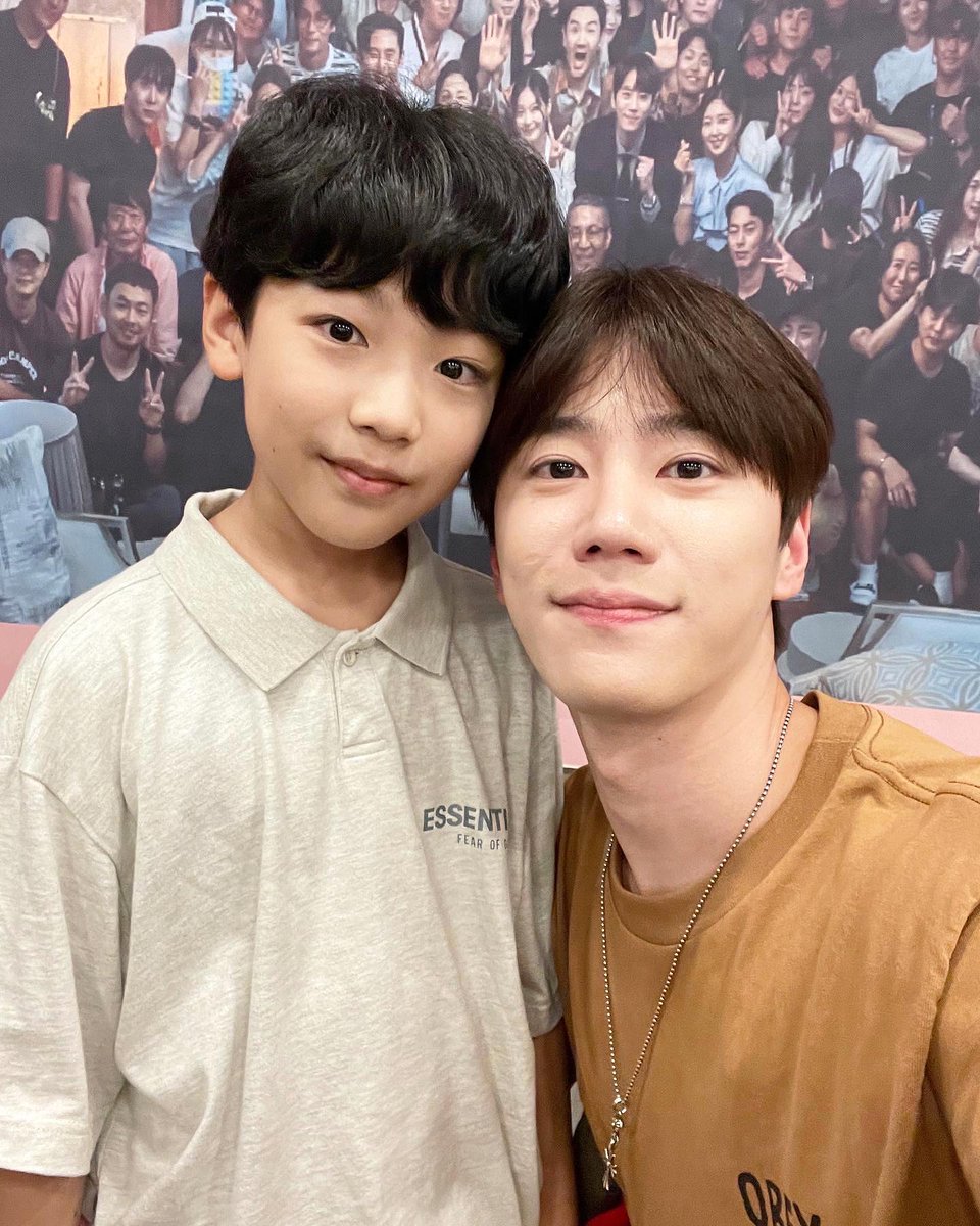 We also can see Junyoung in the group photo behind
#royalloader #royalroader