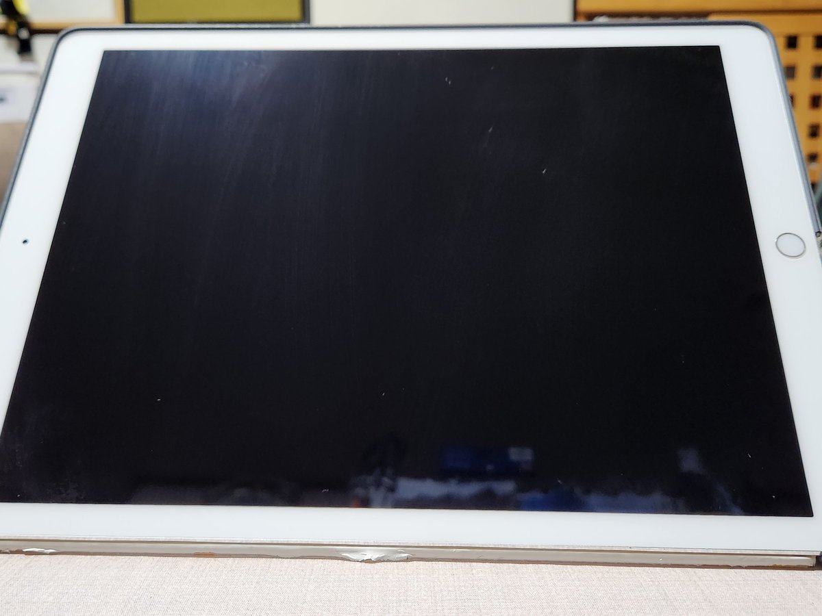 Camel_kumamon's tweet photo. 物は試し
私の相棒iPad Pro12.9"初代セルラーモデル。買い換えたかったが何せ高い‼️買い換えは挫折し代替え案としてモバイルモニターを導入。15.6"と画面は大きいが価格は≒1/10。
携帯に接続しないと使えないが、携帯がタッチパッドとなり意外と便利。暫く様子見。#単身赴任 #iPad #mobilemonitor https://t.co/92ePGtX2hd