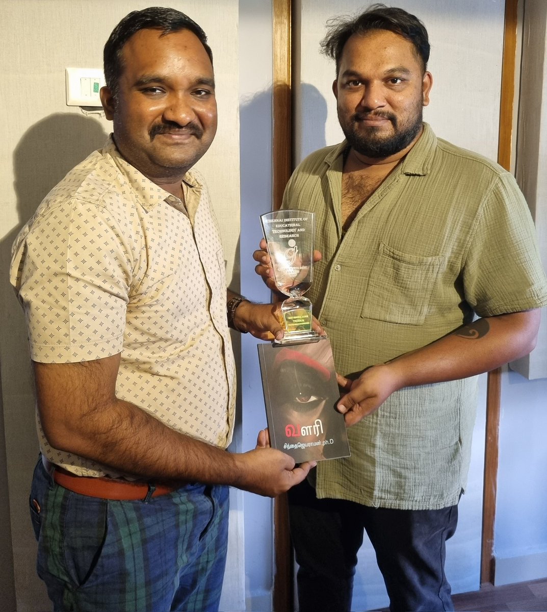 PRESENTED #CAIBAWARD to TENMA @tenmamakesmusic for #BESTORIGINALALBUM #NATCHATHIRAMNAGARGIRATHU Congrats & all the best for your future projects sir 👏 @beemji @YaazhiFilms_ @officialneelam