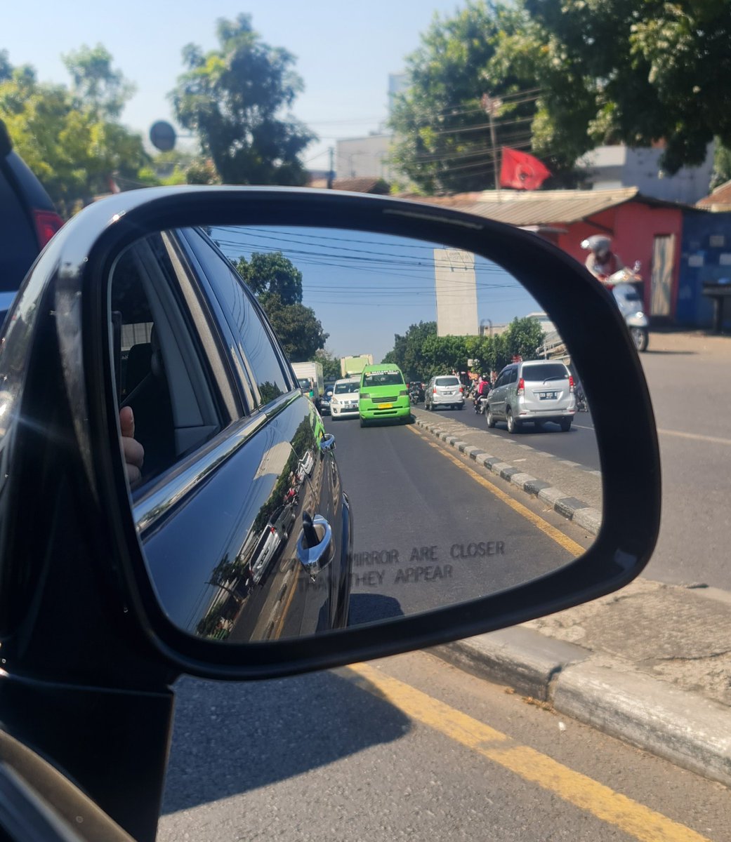 Tolong dong Pak Polisi <a href="/RESTABES_BDG/">Polrestabes Bandung</a> angkot2 yang berhenti seenaknya seperti ini ditindak, selain bikin macet, membahayakan calon penumpang juga karena naiknya di tengah jalan.
Lokasi : Lampu Merah M.Toha - Sukkarno Hatta

Cc. <a href="/infobdg/">BANDUNG ᮘᮔ᮪ᮓᮥᮀ</a>