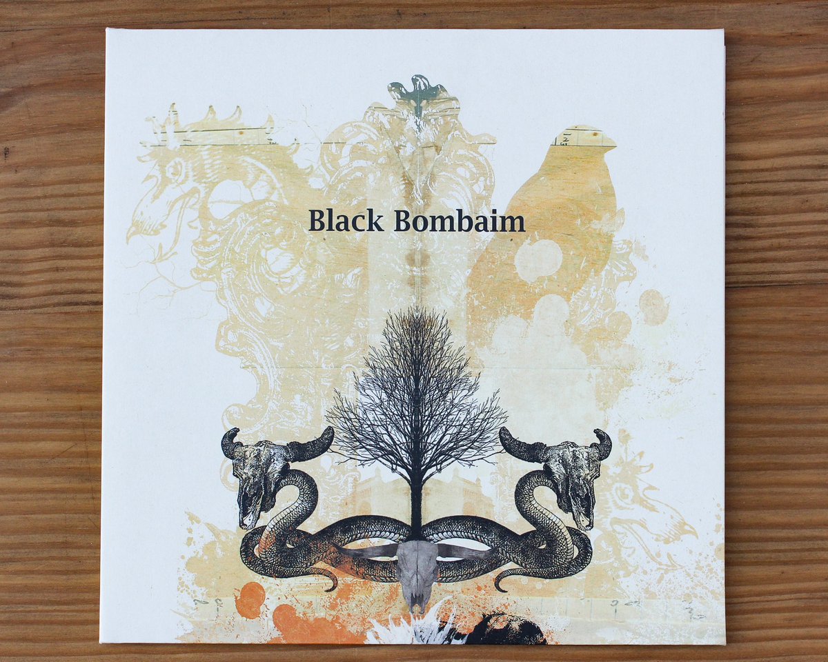 Cá está ela, 14 anos depois da sua edição em CD, está agora disponível a versão vinil de “Black Bombaim”! Hoje é o dia ideal para adquirir esta ou a versão de vinil amarelo transparente. 

Uma co-edição com a Black Train Records já disponível no nosso Bandcamp (link na bio)☝️🤘
