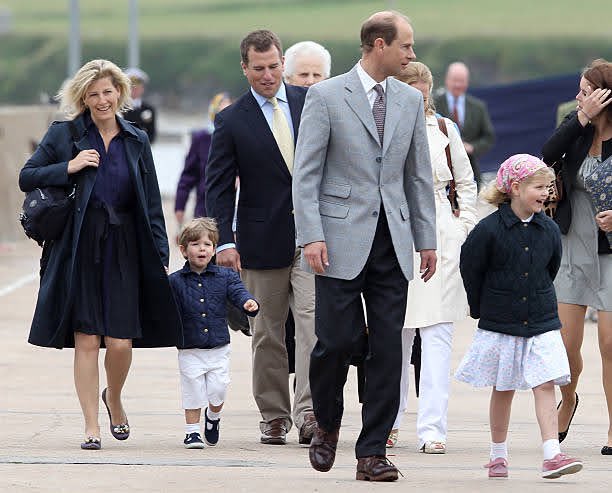 Day 14 of 30: in 2010, Prince Edward and Sophie disembarked a boat with Lady Louise and James. I love this photo because it has the oldest grandchild and youngest grandson all in the same photo. #30yearsstrong #DukeofEdinburgh #DuchessofEdinburgh #britishroyals