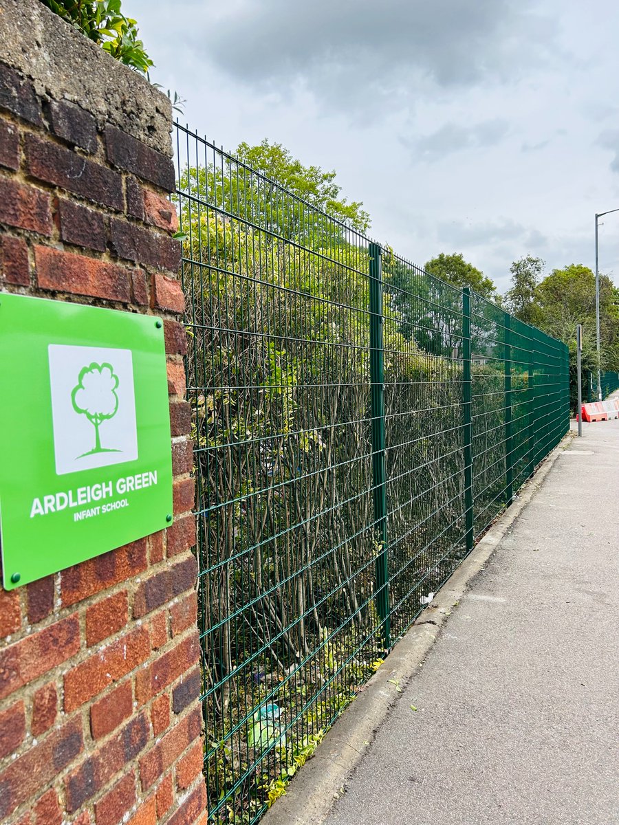lemonfencing's tweet image. 2.4m high Protek Twin Wire fencing with gates to match. Another security fencing job completed by our fitting team. Are you in need of a security fence installed? Make your enquiry with us on our website or contact our offices! #Security #Protek #Twinwire #Commercial #Southend