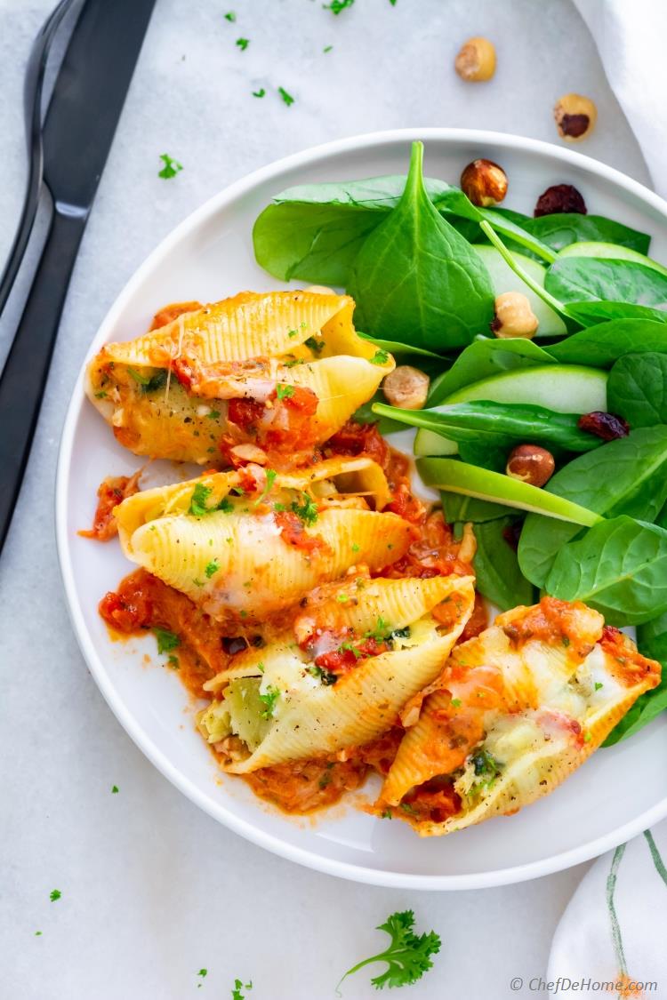 chefdehome's tweet image. Delightful and simple! Jumbo Pasta Shells, stuffed with spinach, artichoke, and cheese, baked to perfection in flavorful tomato sauce for a comforting family dinner. #FamilyDinner #StuffedShells #DeliciousComfortFood

🔗chefdehome.com/recipes/896/sp…