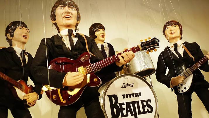 🎸LUNES DE MÚSICA Y CINE🎬
El próximo lunes recibiremos a los más alucinantes personajes de la historia: The Beatles, Freddie Mercury o Indiana Jones nos harán bailar, reír y disfrutar de la mano de <a href="/PeriploMarionet/">Periplo Marionetas</a> y su Varieté👩‍🎤 
👉 Lunes 4, 20 h. - Plaza de la Paja (Murcia)