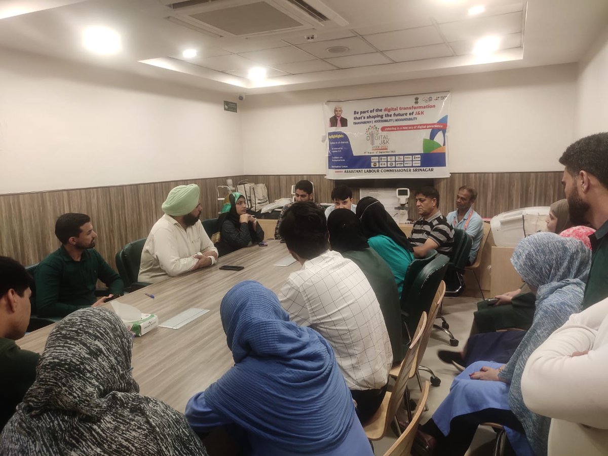 srinagaradmin's tweet image. #DigitalJKWeek 
#SayYesToDigital
Promoting digital awareness during Srinagar&apos;s #DigitalWeek! 
 The Assistant Labour Commissioner led an insightful awareness camp at Sharp Eye Sight Hospital, educating